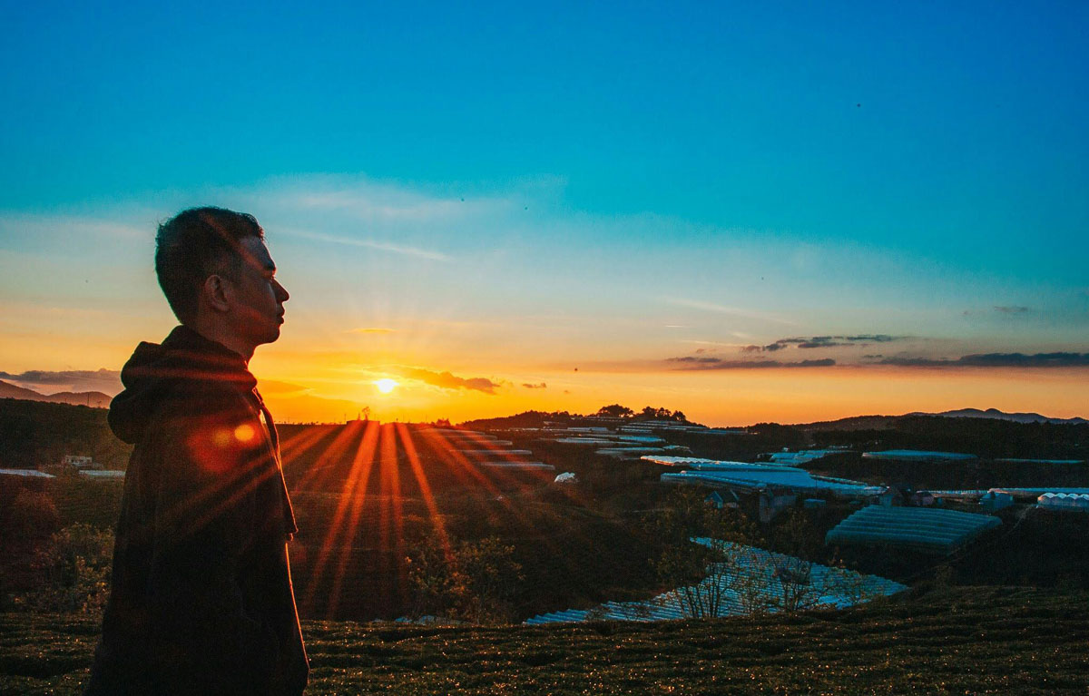 Homme face au lever du soleil retrouvant un élan de vie et de sens grâce à la psychanalyse.