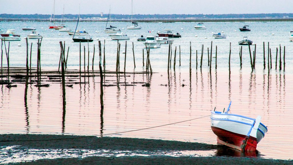 Bateau échoué à marée basse au Pays Basque, illustrant un moment de figement avant un nouveau départ.