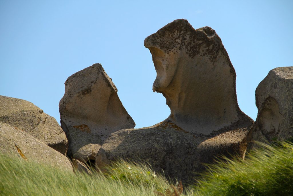 Deux rochers face à face évoquant la rencontre et l'écoute en psychanalyse